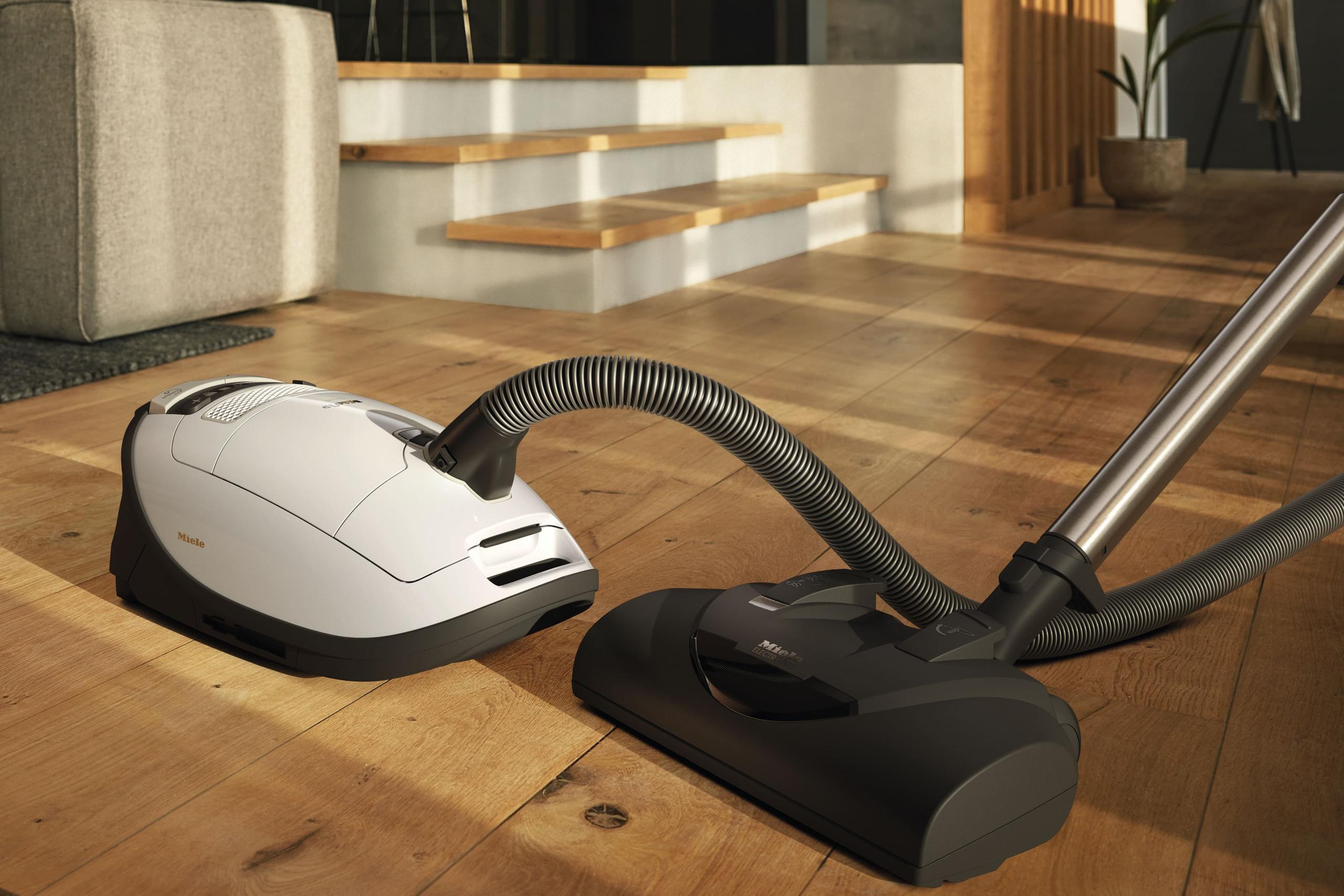 Miele COMPLETE C3 CAT DOG POWERLINE SGEE0 LW Complete C3 Cat & Dog Powerline - Sgee0 - Canister Vacuum Cleaners With Maximum Suction Power And Foot Controls For Thorough, Convenient Vacuuming.