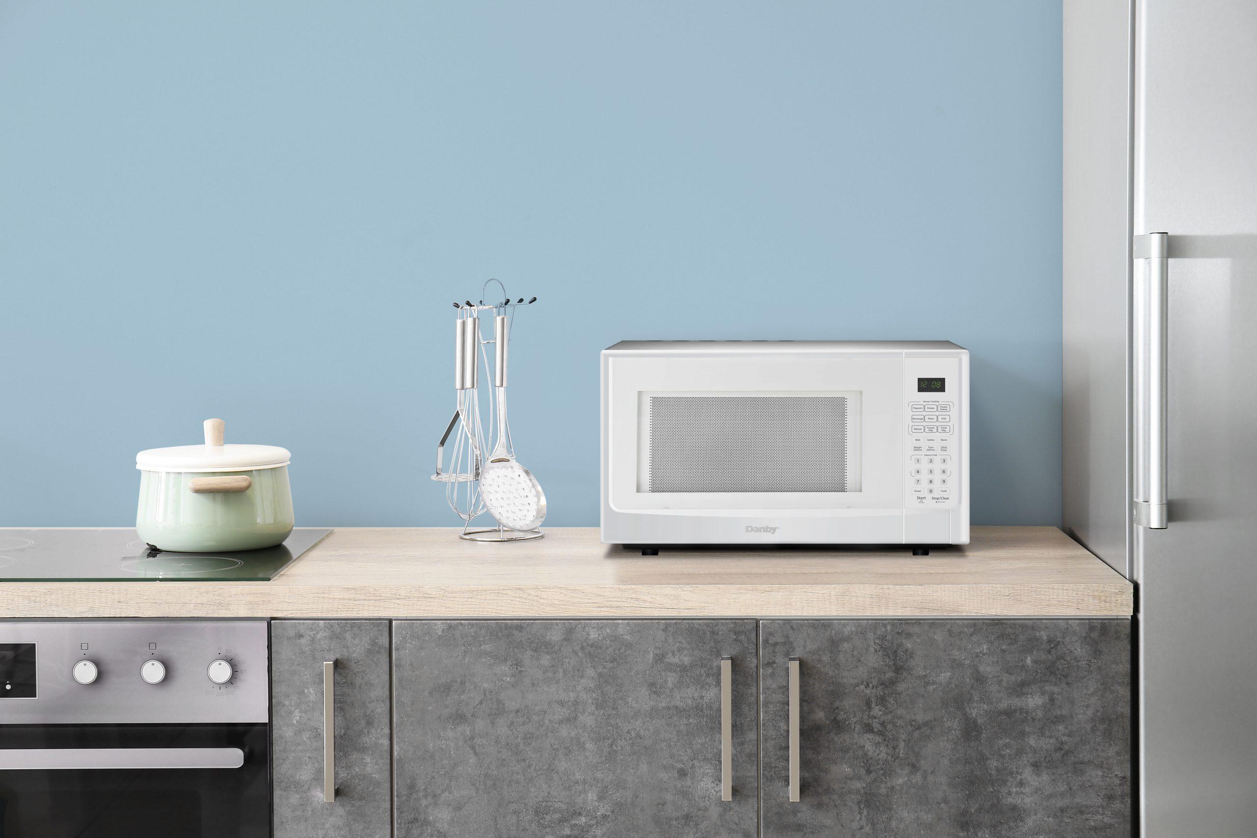 Danby DDMW01440WG1 Danby Designer 1.4 Cu Ft Sensor Microwave - White