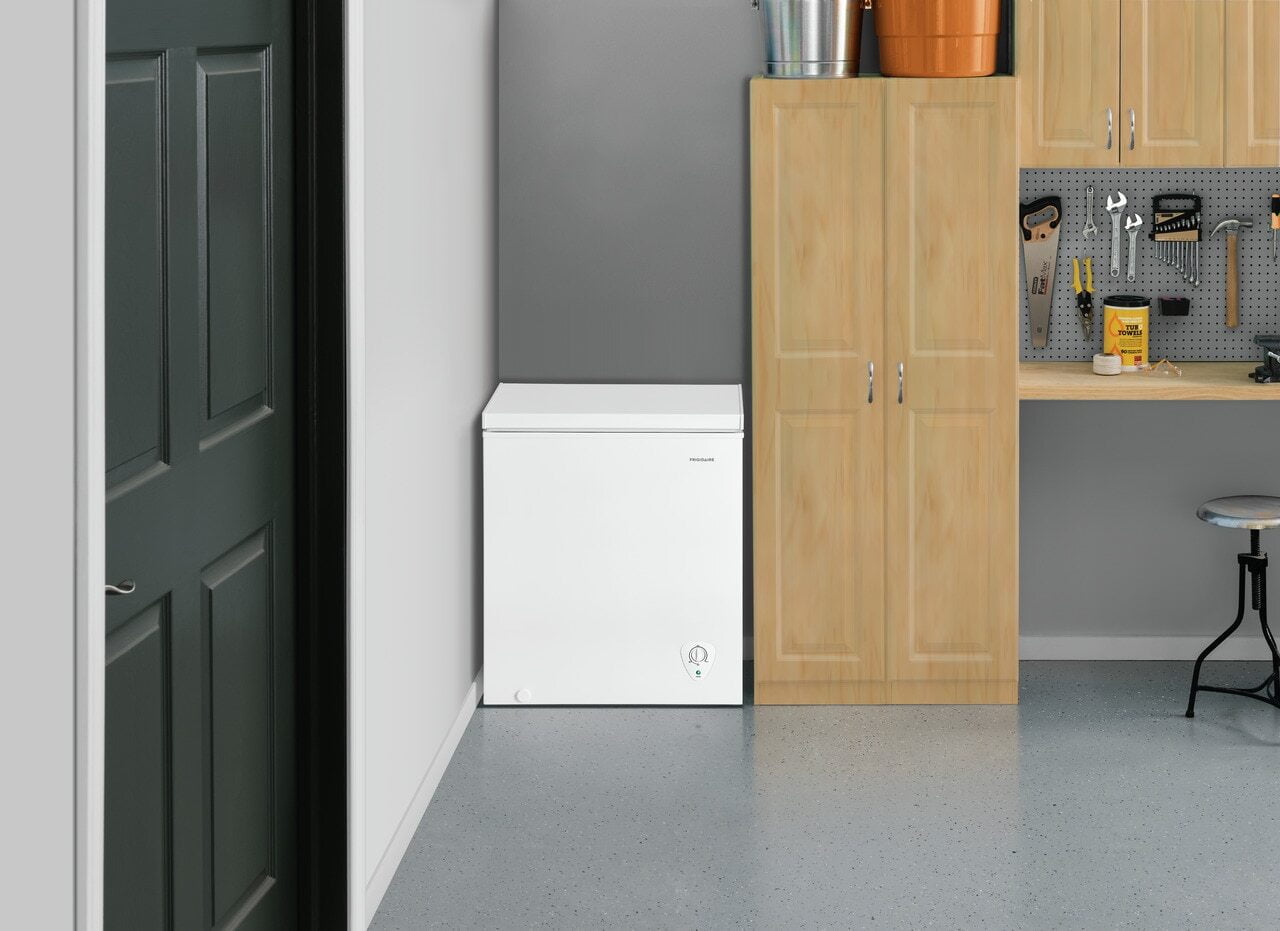 Frigidaire FFFC05M2UW Frigidaire 5 Cu. Ft. Chest Freezer