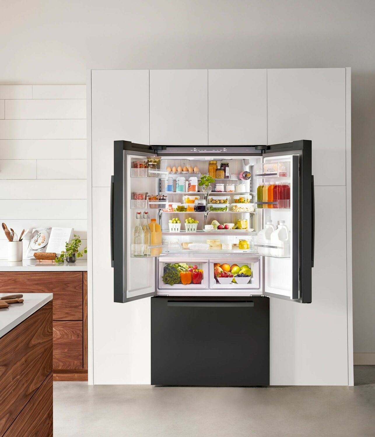 Bosch B36CT80SNB 800 Series French Door Bottom Mount Refrigerator 36'' Black Stainless Steel B36Ct80Snb
