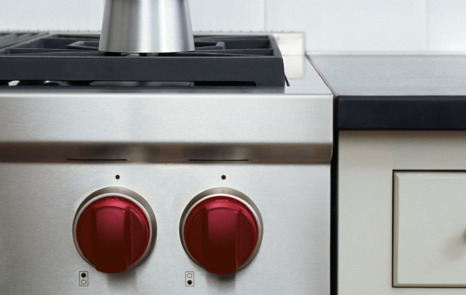 Wolf 821175 30" Red Knobs