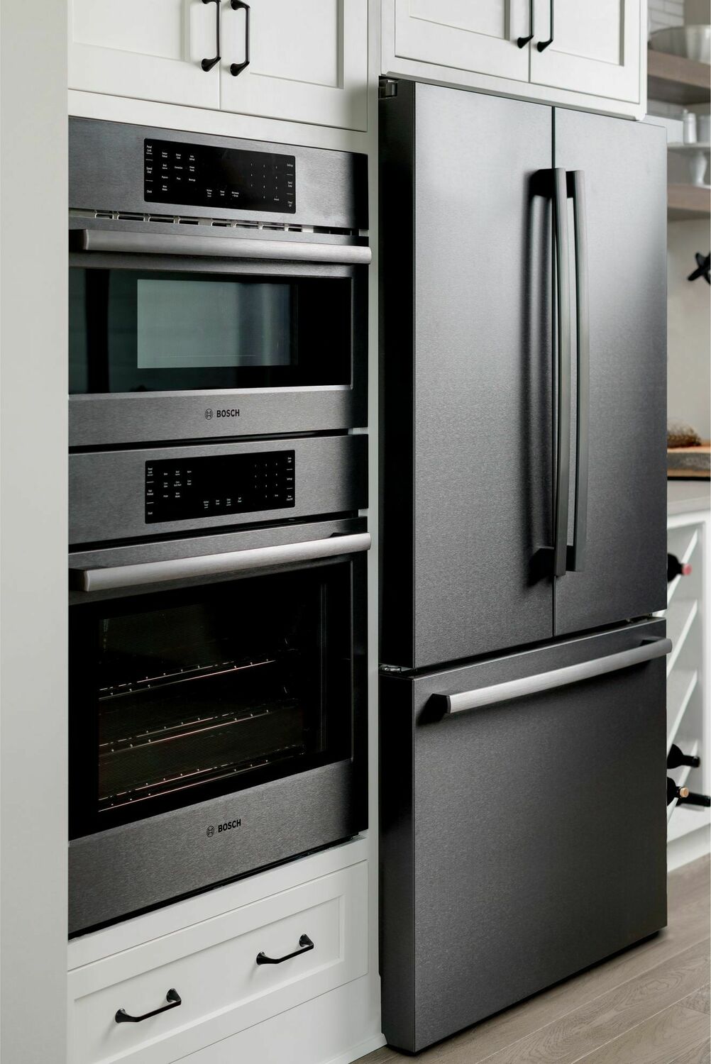 Bosch B36CT80SNB 800 Series French Door Bottom Mount Refrigerator 36'' Black Stainless Steel B36Ct80Snb