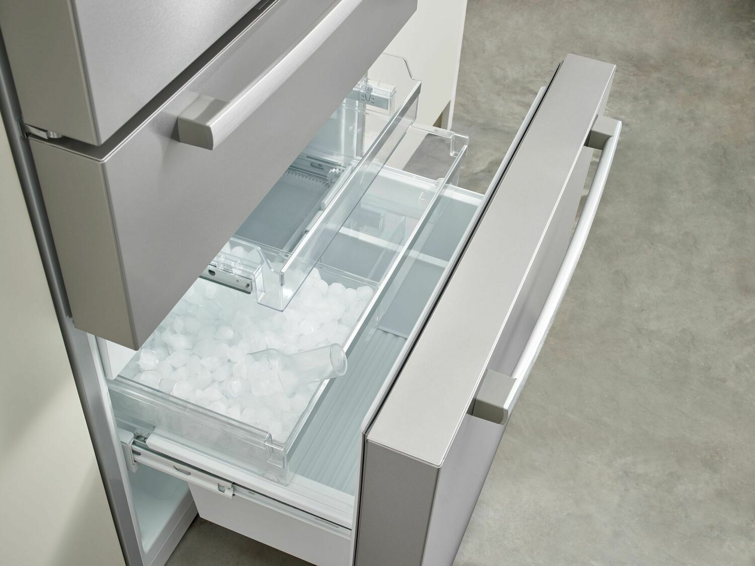 Bosch B36CL80SNS 800 Series French Door Bottom Mount Refrigerator 36'' Easy Clean Stainless Steel B36Cl80Sns